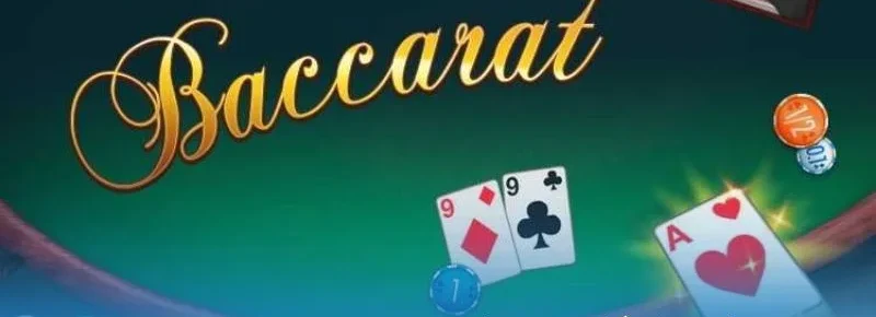 Minh họa bàn baccarat online nỉ xanh với chữ Baccarat mạ vàng, các lá 9 rô, 9 chuồn, át cơ và chip