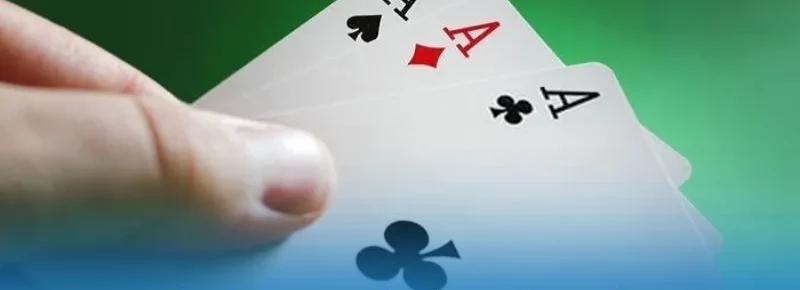 Bàn tay cầm ba lá át bích, át rô, át chuồn trên nền xanh, ví dụ tay bài cào online được 3 nút