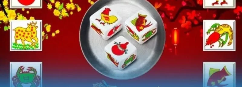 Ba viên xúc xắc bầu cua trên đĩa bạc thấy mặt gà, cá, bầu, xung quanh là ô nai, cua, tôm và hoa mai hoa đào ngày Tết