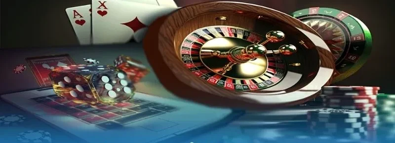Hình minh họa bàn casino 8XBET với vòng roulette gỗ, lá bài, chip và xúc xắc đỏ trên laptop
