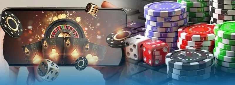 Hình minh họa casino 8XBET trên điện thoại với vòng quay roulette, lá bài át và chồng chip