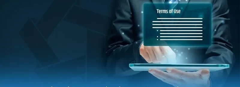 Doanh nhân cầm máy tính bảng hiển thị bảng Terms of Use dạng hình chiếu, minh họa lưu ý về điều khoản và điều kiện