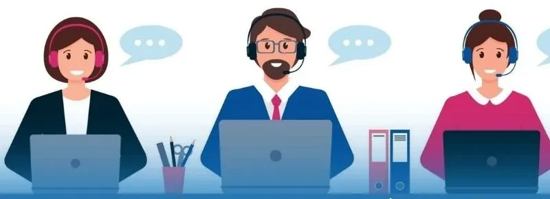 Ba nhân viên hỗ trợ đeo tai nghe làm việc bên máy tính, minh họa hệ thống liên hệ 8XBET với nhiều kênh hỗ trợ