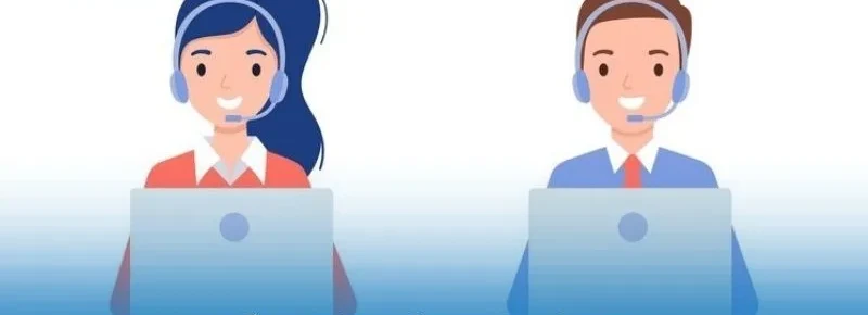 Hai nhân viên hỗ trợ mỉm cười đeo tai nghe sau máy tính, minh họa cách liên hệ 8XBET hiệu quả