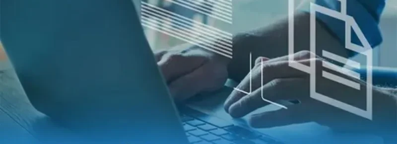 Bàn tay gõ laptop với các biểu tượng trang tài liệu phủ lên màn hình, minh họa các quy định miễn trách nhiệm cốt lõi