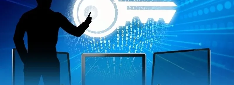Bóng người chỉ tay vào chìa khóa kỹ thuật số phát sáng trên quả cầu mã nhị phân, minh họa quyền riêng tư của người dùng