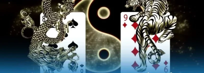 Hình rồng bạc quấn lá 8 bích và hổ trên lá 9 rô, phía sau là biểu tượng âm dương trên nền đen, minh họa rồng hổ online