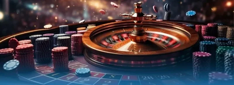 Vòng quay roulette online bằng gỗ đang quay, chip bay quanh bàn cược, thấy các số 28 và 29 trên lưới