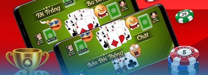 Hai điện thoại hiển thị bàn tiến lên online màu xanh với nhãn Tới Trắng, Ba Đôi Thông, Chặt, Bốn Đôi Thông