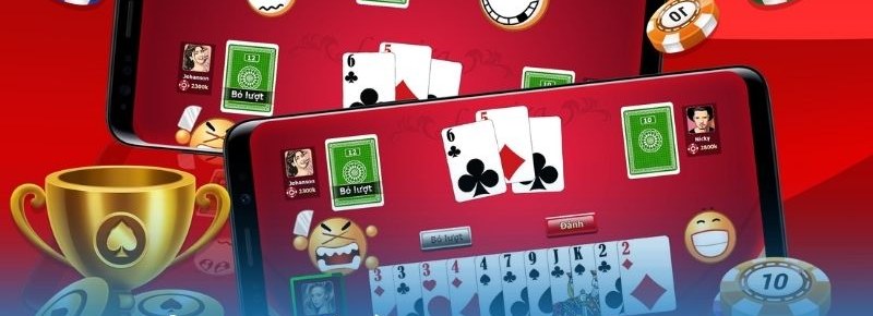 Hai điện thoại hiển thị game tiến lên online bàn đỏ với nút Bỏ lượt, Đánh, bài xếp từ 3 đến 2, cúp vàng và chip