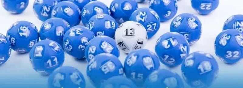 Hình minh họa xổ số 8XBET với nhiều bóng số xanh dương và một bóng trắng số 13 nổi bật ở giữa