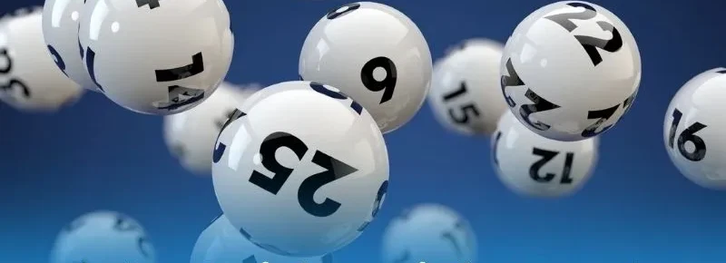 Hình minh họa các hình thức xổ số 8XBET với bóng số trắng bay trên nền xanh đậm