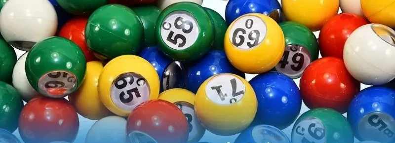 Đống bóng bingo nhiều màu có ô số 58, 69, 65, 71, 49