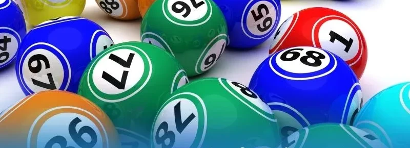 Mô hình 3D các quả bóng xổ số bóng loáng màu xanh lá, xanh dương, cam, đỏ mang số 77, 76, 68, 1, 86