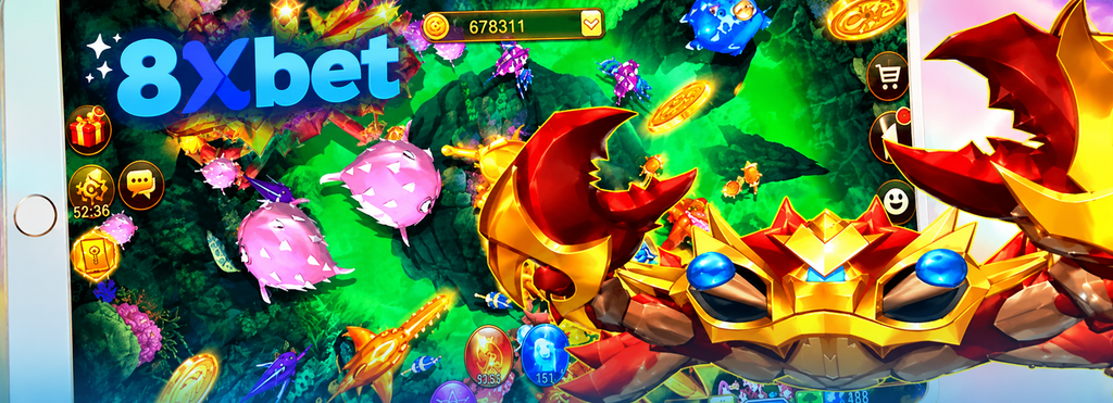 Máy tính bảng hiển thị game bắn cá với boss cua vàng giáp trụ và cá nóc hồng, cạnh ảnh cận cảnh cua boss